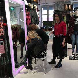 Borne photo miroir (boutique de vêtements)